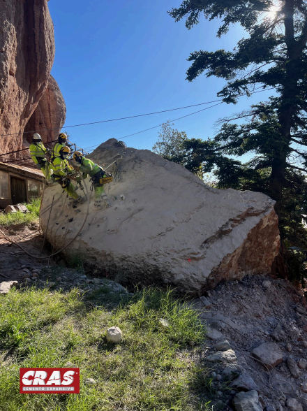 Uso del CRAS para la ruptura de una gran roca en el jardin de un monasterio: La roca previamente