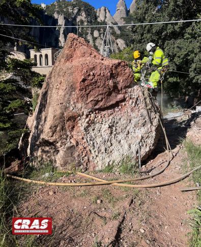Uso del CRAS para la ruptura de una gran roca en el jardin de un monasterio: La roca siendo agujereada