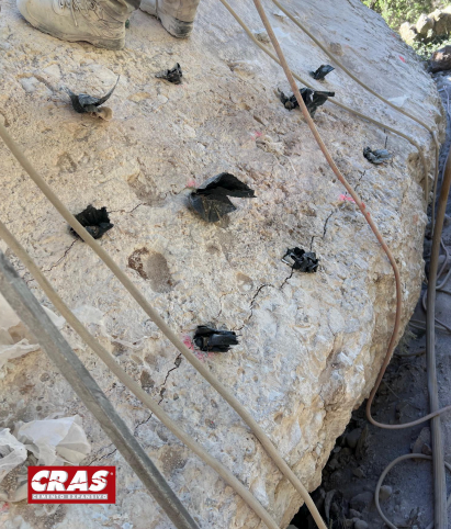 Uso del CRAS para la ruptura de una gran roca en el jardin de un monasterio: Agujeros