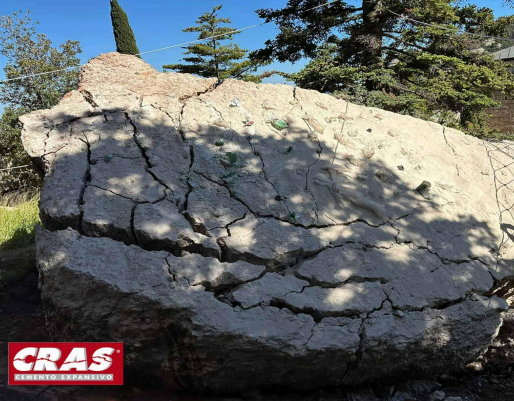 Uso del CRAS para la ruptura de una gran roca en el jardin de un monasterio: Rotura