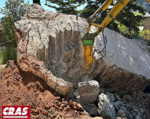 Uso del CRAS para la ruptura de una gran roca en el jardin de un monasterio: Rotura de la roca
