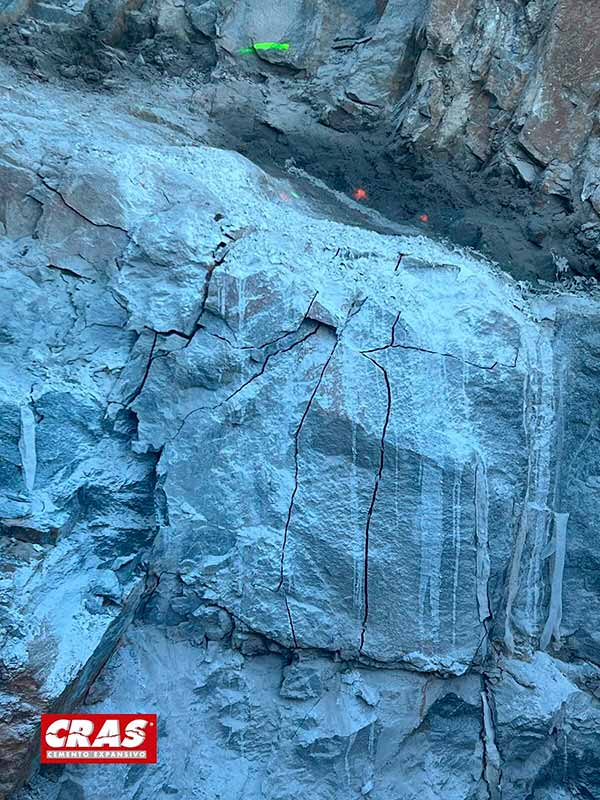 Piedra agrietada por el uso de CRAS AZUL